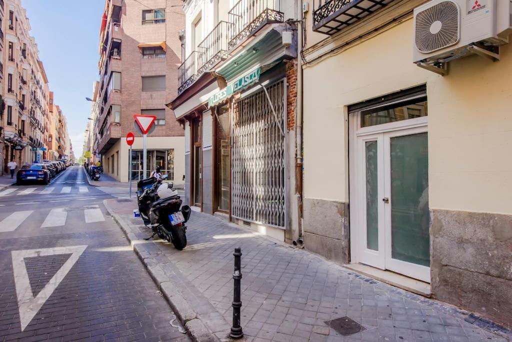 Cool Deluxe Interior Design A 2 Min De Gran Via Apartment Madrid Exterior photo